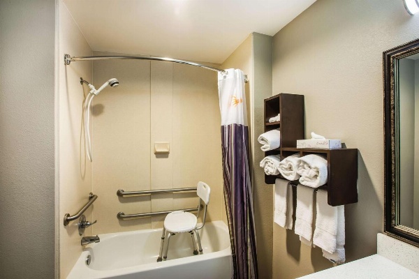 La Quinta Inn & Suites by Wyndham Baton Rouge Denham Springs image 3